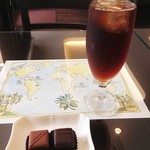 軽井沢チョコレート館 - ボンボンショコラ（ベネズエラとシャンパン）、アイスコーヒー