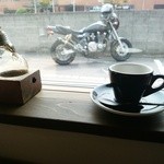ユニフル コーヒー ボックス - 席からバイク見えます。マスターとバイク談義。