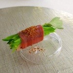 エスキス - フォアグラと絹サヤのリュバーブ包み