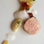 エスキス - ミルク藁漬けフランス産仔牛低温グリル〜蕪と杏/根セロリ/肉野菜フォンドボーピュレ〜