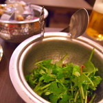 アル ハマル - お通しのパクチーサラダ