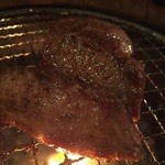 Yakiniku Ushinohana - 表面じっくり焼きの中は肉汁で溢れてる‼︎