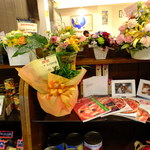 ピッツェリア　エイゴロ　伊予三島 - お店の入口にはお花がたくさん