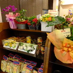 ピッツェリア　エイゴロ　伊予三島 - お店の入口にはお花がたくさん