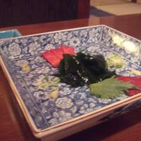 木曽屋 - 沢山食べてしまった後のショットでごめんなさいm(__)m信州牛刺身（1300円）と馬刺し（800円）です。