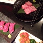 まんぷく - カルビだったかな、キムチ系の盛り合わせと牛肉握り