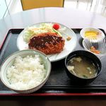 ホルモン食堂 - メンチカツ定食（600円）