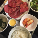 ビーフキッチン - 特選焼肉定食 1463円
      しんしん、ともさんかく、カルビ