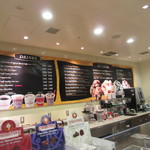 コールド・ストーン・クリーマリー - レジの横のカウンターでメニューを見ながらアイスクリームの種類、大きさ、容器、トッピングを決めて商品を注文です。
