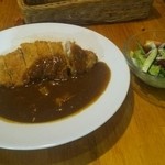 丸寛食堂 - カツカレー。サラダ付で950円。