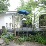 カフェ ド ハナエ - 左手がカフェで、右手がギャラリー(器など)です。