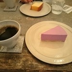 カフェ ド ハナエ - マンデリン(コーヒー)とラズベリーのチーズケーキを頂きました。奥はレモンのパウンドケーキ。