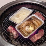 焼肉きんぐ 名取店 - ニンニクのホイル焼き、海老とホタテのバターホイル焼き