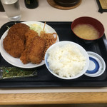 浜 - 浜ミックス定食
ハムカツ、メンチ、コロッケとチキンカツの油もの攻勢です
味付け海苔がアクセント