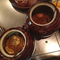 紅花別館 - 海老のココット(左)、ココットカレー(右)、各1620円↓
                鉄板焼きとカレーのお店。ココットカレー(スリランカカレー)が有名なようで、スリランカからスパイスを直輸入しているそうです。
                ルーがたっぷりのスープカレーを、ライス(お代わり無料)で頂きます。地理的な影響かA・RAJで食べた南インドカレーと近いものはありますが、スリランカの方がシンプルに(具より)ルーで勝負、という感じでした。スパイスがかな