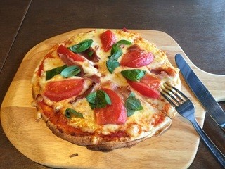 h Azzurro - フレッシュトマトとバジルのピザ