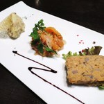 鉄板焼 grow - ポテトサラダ、いぶりがっこ入り
　サーモンのマリネ
　鳥のテリーヌ、クルミ入り
　バルサミコソース