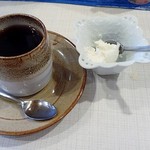 笹家 - 香ばしいコーヒーはホイップクリームを添えて出されます