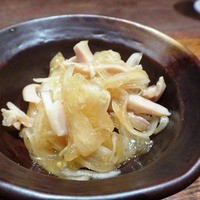 鳥茂 - 玉ねぎとハツのポン酢和え
                    
