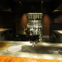 鉄板焼　利花苑 - 落ち着きのある店内