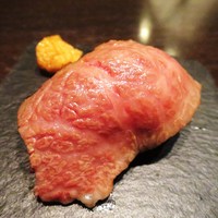鉄板焼 grow 六本木店 - 千屋牛の握り、泡醤油
                