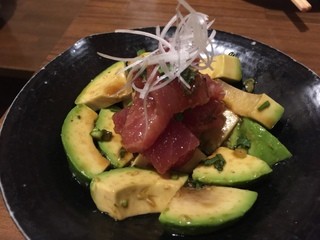 炭火焼鳥 風 - まぐろとアボカドの沢美醤油和え