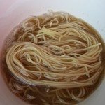 煮干乱舞 - 限定 玉鋼 500円　つくば市の煮干中華ソバ イチカワさんの煮干を使用した限定メニュー。材料は煮干・水・油・タレのみというシンプルな一杯。煮干のクセは上品な風味に昇華し、旨味がたっぷりです。