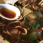 らーめん八平 - らーめん八平(チャーシューをどかすと出てくる炒め野菜)