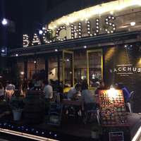 表参道 バッカス - 外観のテラスは開放的。