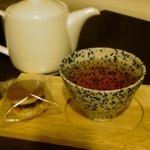 Appuru Hausu - 日本茶(400円)。お茶受け付。