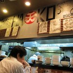 湯麺 破天荒 - 店内壁には”HA天KO龍”が。