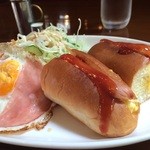 神戸舘 - 卵とウインナーのホットドッグ、ハムエッグ、サラダ