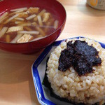 玄米おにぎりとお味噌汁もついてきます！