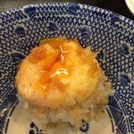 天冨久 - 名物の玉子の天ぷらに特製タレを掛けて、ご飯とともに豪快にかきこんで完食致しました。