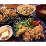 Matsutomiyakotobuki - ランチ¥1300唯一の肉は鶏胸肉の唐揚げ
      玄米ご飯に具の無いお味噌汁
      