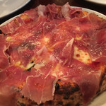ピッツェリア エ トラットリア フォルティッシモ - ハムがドッサリのピザ