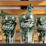 マグズカフェ - カウンターから見えるインテリア（兵隊さんたち）