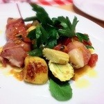 ピアット - ホタテの生ハム巻き　白ワインソース