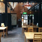 平成軽井澤食堂 - 店内から玄関側を見た様子