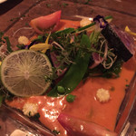 カツオのタタキ、トマトソースの前菜