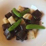 カーサ・デル・チーボ - イカ墨を練り込んだカラマーロ 帆立貝とスナップエンドウ