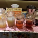 ソムオー - ドリンクバー♪には、お茶系、ジュース、アイスコーヒー、アイスティーが揃った。