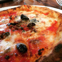 イゾラ スメラルダ - アンチョビとオリーブとトマトのpizzaランチ