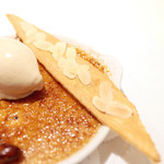 レストラン エテルニテ - スライスアーモンドがのった焼き菓子 '15 5月上旬