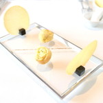 アミューズ コンテチーズのケーキとチュイル '15 5月上旬