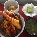 Okonomi Juju - 海鮮天丼（通常900円→ランパスVol.3提示で500円）
                      ●海鮮天丼・みそ汁・小鉢・漬物