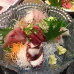 2015年6月：お刺身の盛り合わせ（1人前、\1800）…メニューには無かったのですが「盛り合わせも出来ますよ(^^)」と言われたので頼んでみました♪