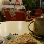 カモシカ書店 - ●インゲン豆のアーモンドタルト
                                豆乳生クリームの自家製トマトとレモンジャムを添えて(350円)
                                ●ほろにがブレンド(300円)