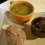 カモシカ書店 - ●進農園さんのお野菜たっぷりスープ
                                ●麻生醤油さんの五年味噌　なす味噌炒め
                                ●進農園さんの有機玄米の雑穀おにぎり
                                500円