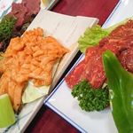 大野屋 - 左：上ミノ焼、手前：ハラミ焼